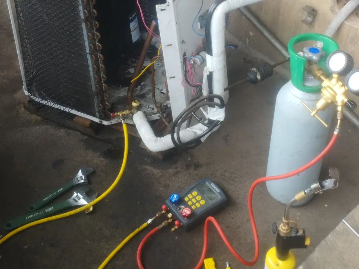 Carga de fluido refrigerante com manifold digital e cilindro de gás