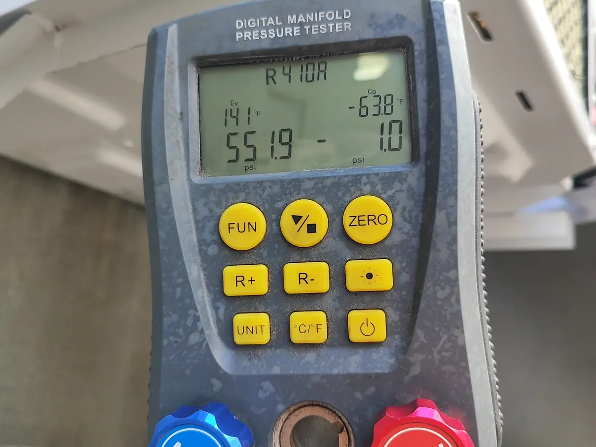 Manifold digital medindo pressões de sistema com fluido R410A
