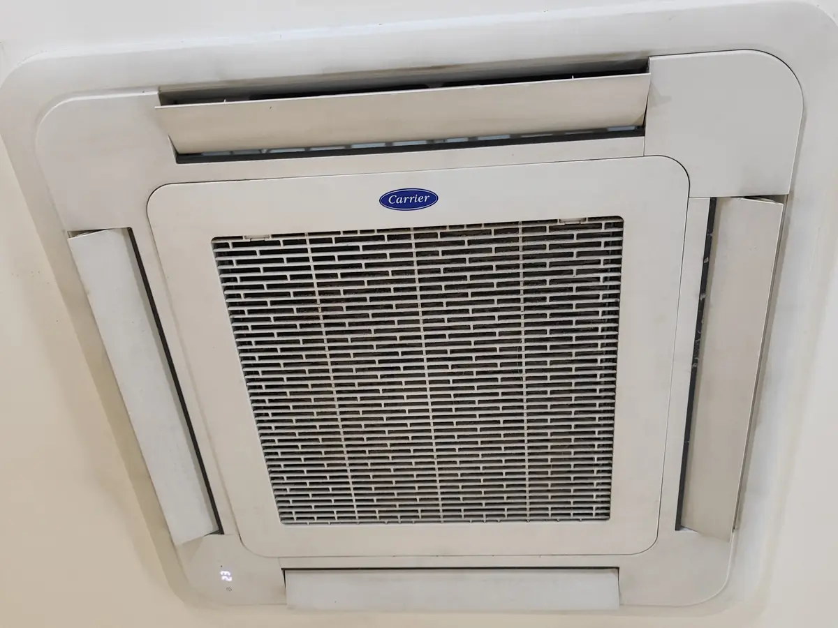 Ar-condicionado cassete Carrier instalado no forro, com acabamento finalizado
