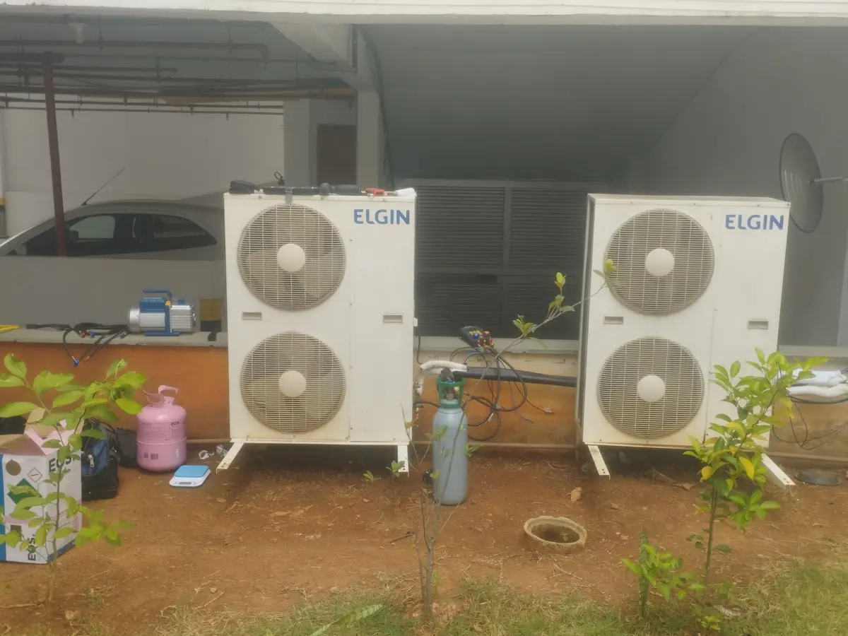 Duas condensadoras Elgin de grande porte instaladas em área externa comercial